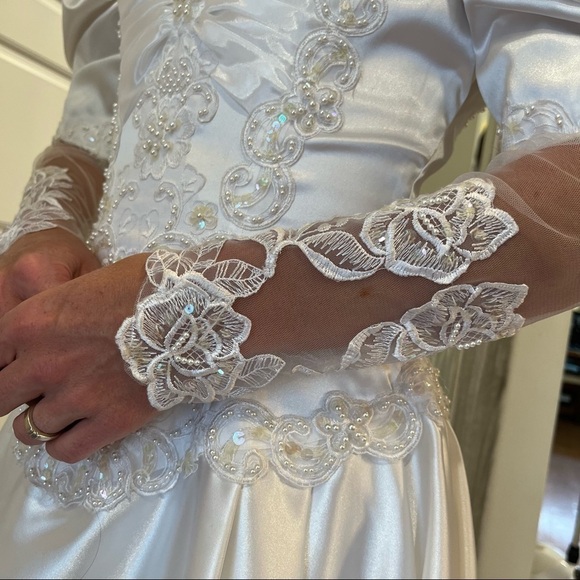 80S Lace Beaded Puff & Long Sleeved Winter White Wedding Gown Long Train & Veil - Picture 7 of 17